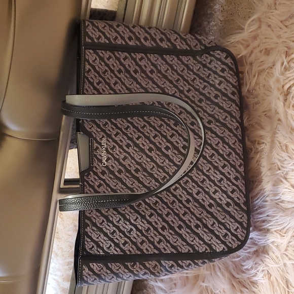 Calvin Klein Large purse brand new Gray with chain ⛓️ links - Picture 6 of 6
